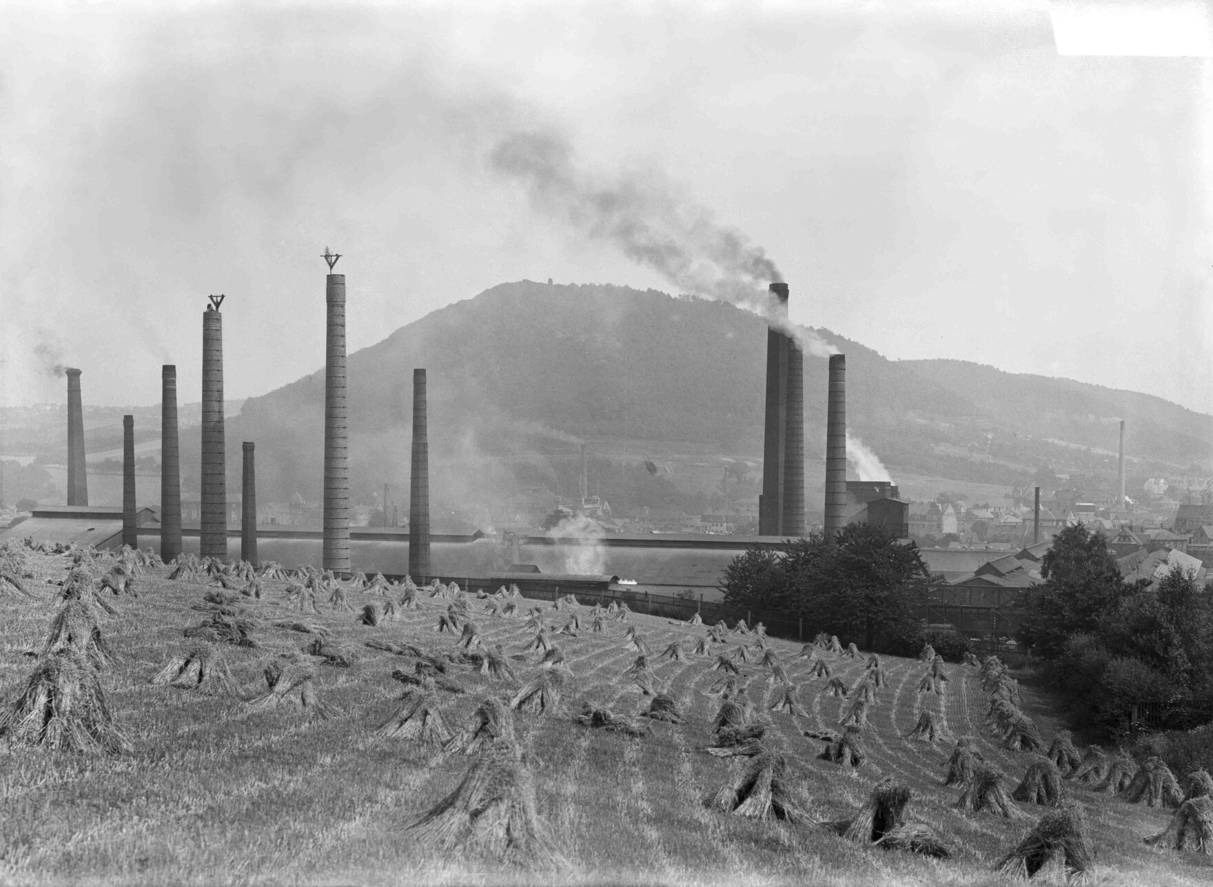 Freital, Windberg, davor das Eisenwerk, Aufnahme nach 1904 von Paul Wolff