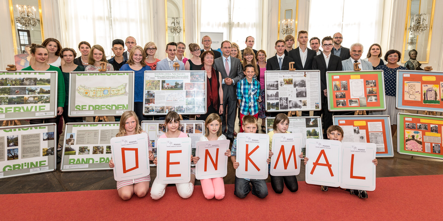 Preisträger des 2. Sächsischen Kinder- und Jugenddenkmalpreises: Gymnasium Bürgerwiese Dresden, Mittelschule im Lossatal und Hortgruppe der integrativen Kindertagesstätte »Zwergenland« Reuth im Festsaal vom Schloss Hubertusburg Wermsdorf, 2013 