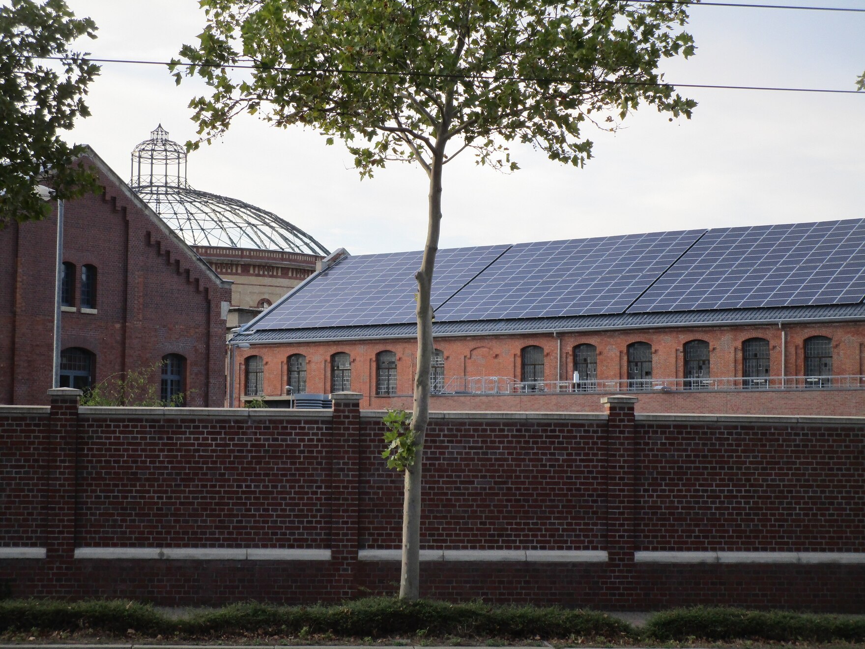 Leipzig, Berliner Straße 25, ehemaliges städtisches Gaswerk mit Solaranlagen, ein gelungenes Beispiel 